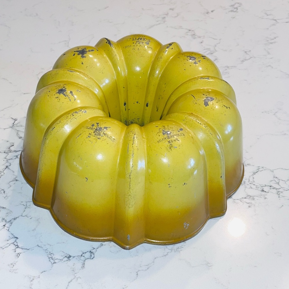 VTG Nordic Ware Mini Bundt Fluted cake pan #2 yellow orange ombré made in USA 9”